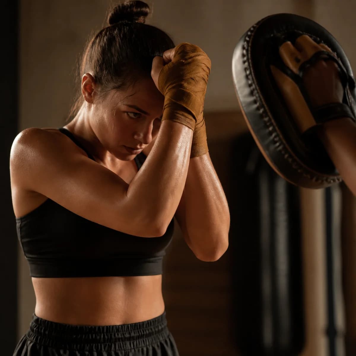 Yüksek gardla savunma çalışan Muay Thai sporcusu