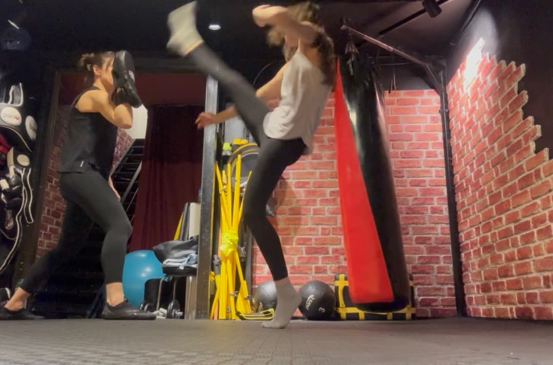 Sarı Atölye'de antrenör eşliğinde Muay Thai çalışması