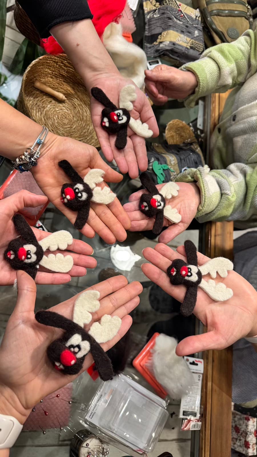 Workshop katılımcılarının kendi yaptıkları keçe figürler