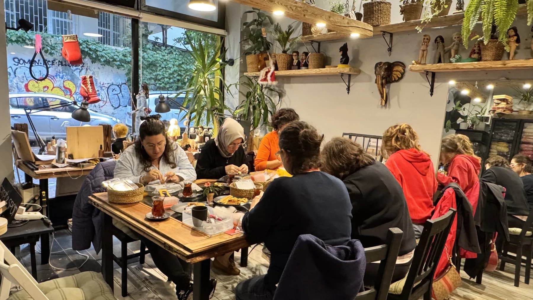 Sarı Atölye workshopunda masa etrafında birlikte üreten katılımcılar